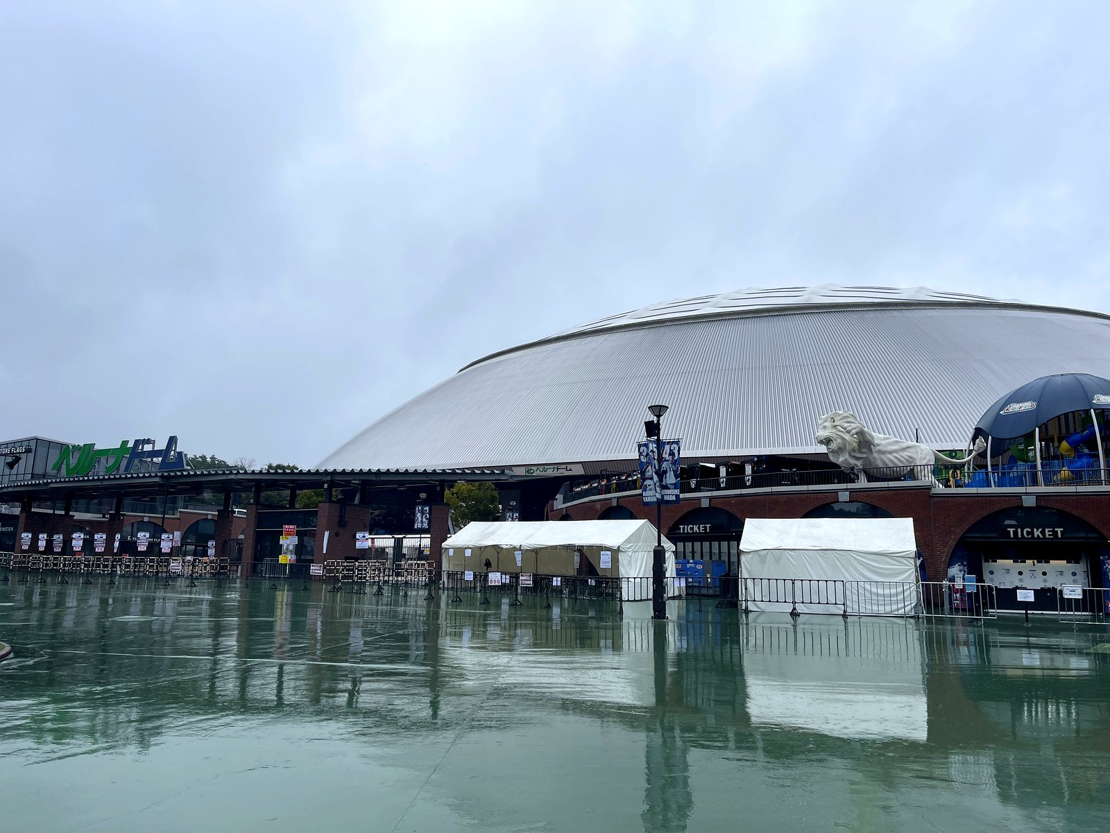 雨のベルーナドーム外観とチケットテント