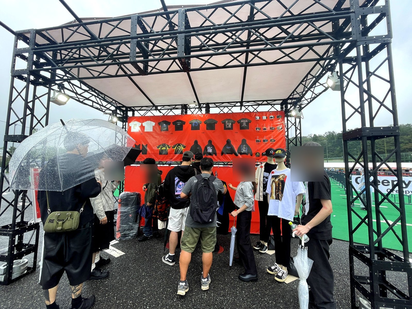 The Weekndグッズ売場の陳列ウォール