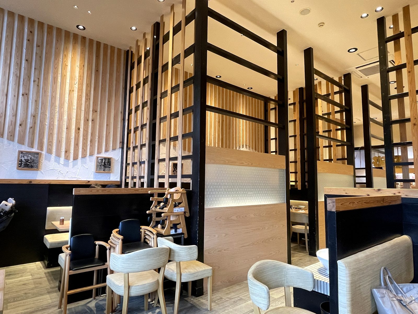 五穀の店内。木の格子で仕切られたボックス席と、子ども用の椅子が置かれた落ち着いた空間