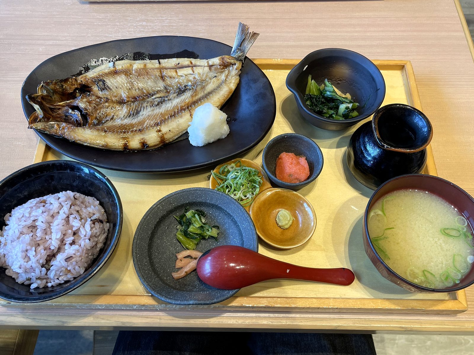 とろニシン一夜干し定食の全体。焼き上げたとろニシン、五穀ごはん、味噌汁、小鉢、明太子、薬味がお膳に並ぶ
