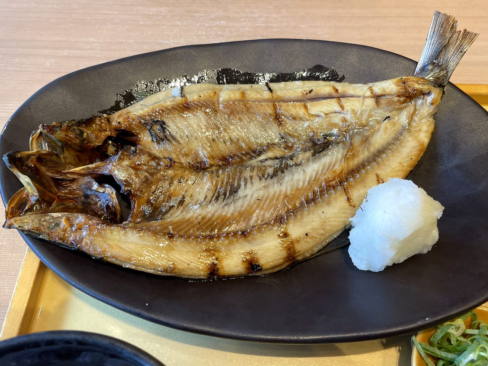 焼き上げたとろニシン一夜干しのクローズアップ。脂がのってつやつやと照りのある身