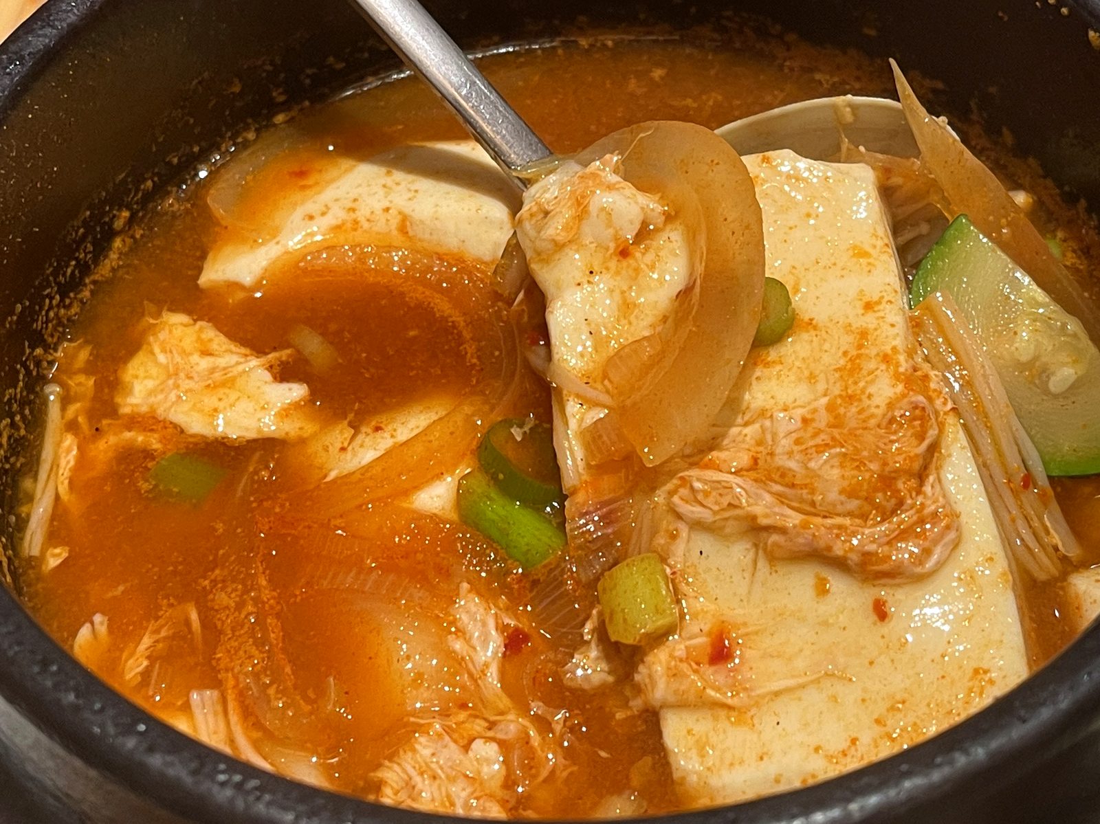 スンドゥブの具材アップ。豆腐、玉ねぎ、ズッキーニ、えのきなどがたっぷり