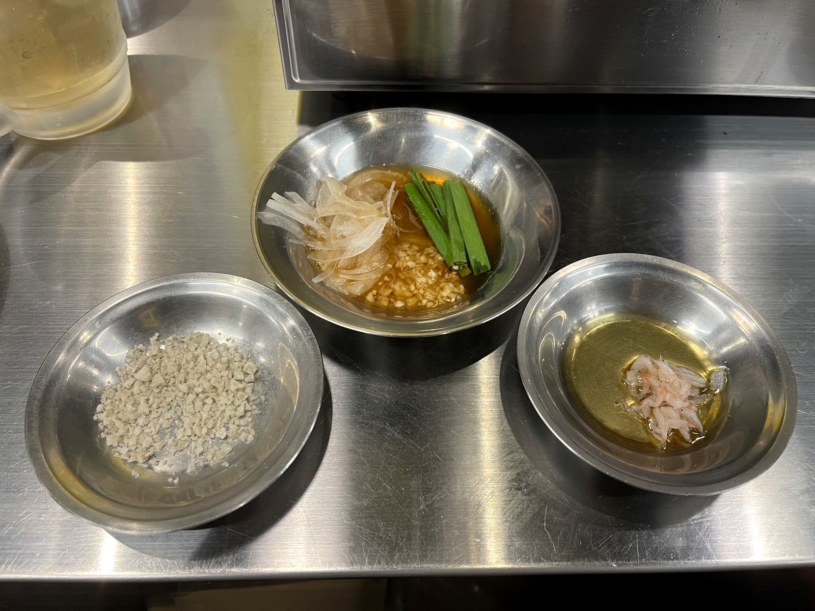 3種類のタレ。玉ねぎとニラのタレ、小エビ入りのごま油など