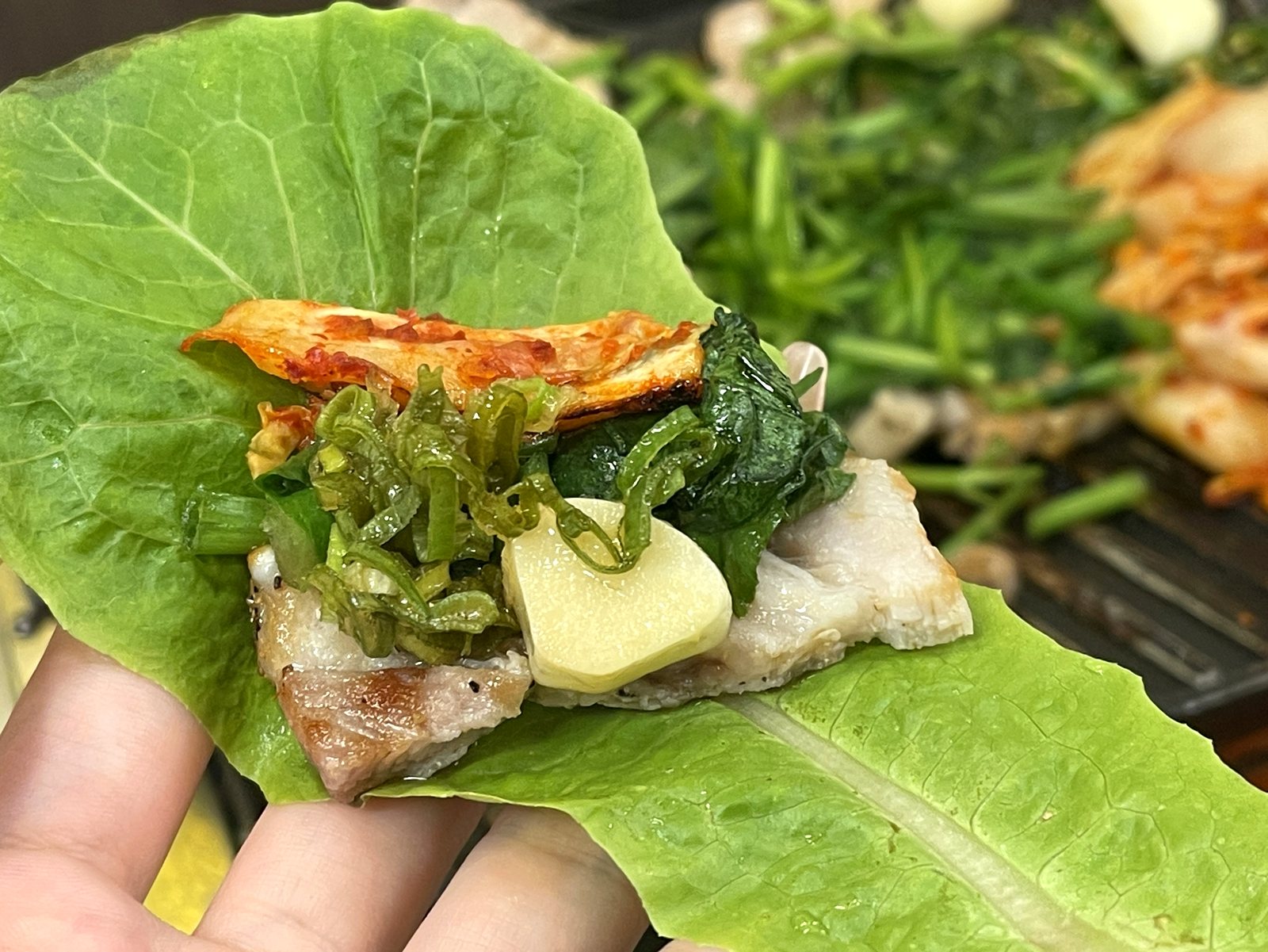 サンチュに乗せた豚肉、ミナリ、キムチ、ニンニク