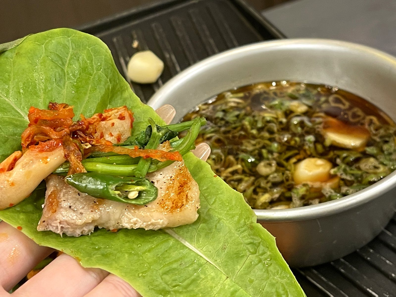 鉄板の韓国ダレを乗せた包みと、温まっているタレ