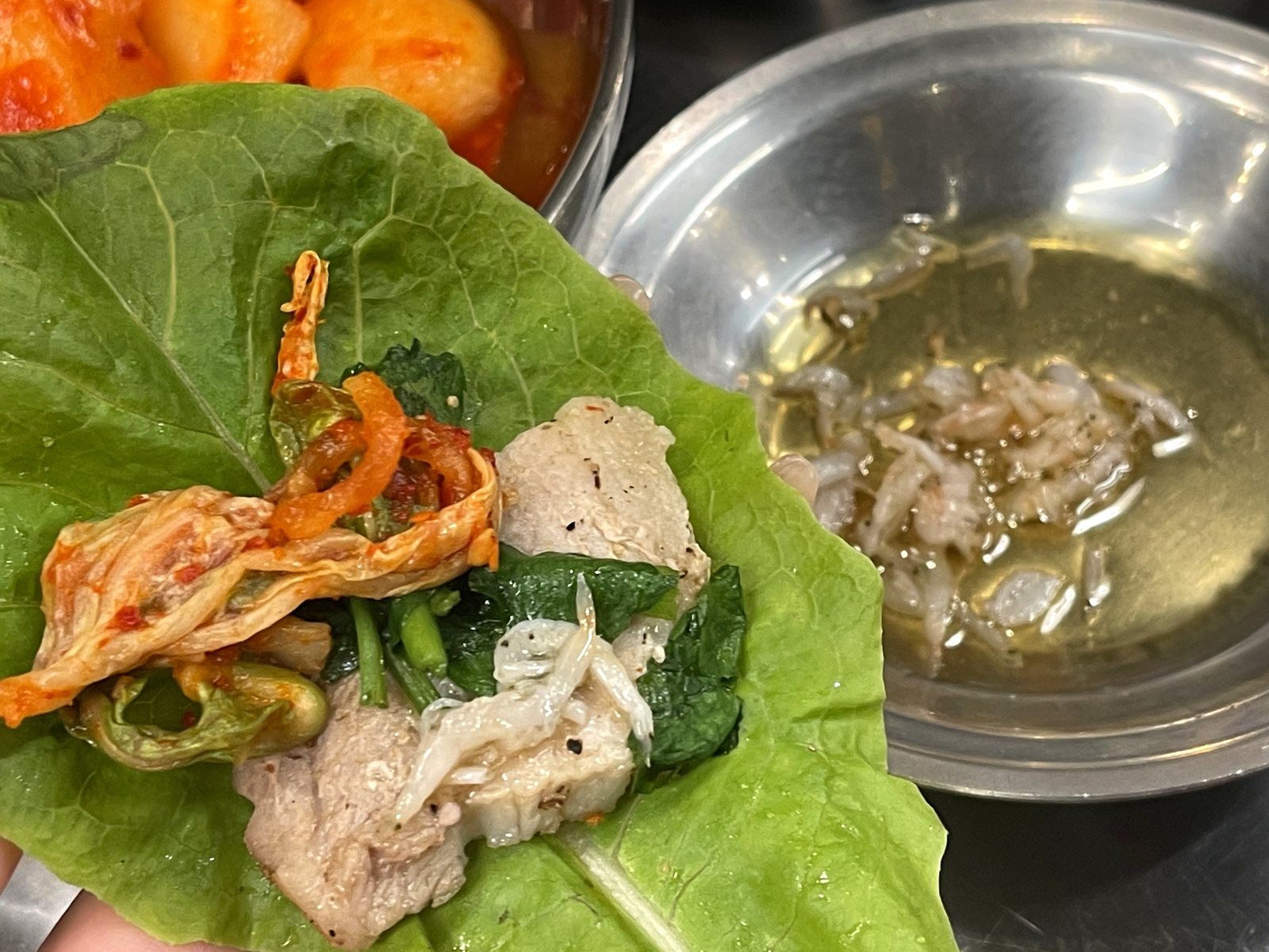 小エビ入りのごま油を乗せた包み