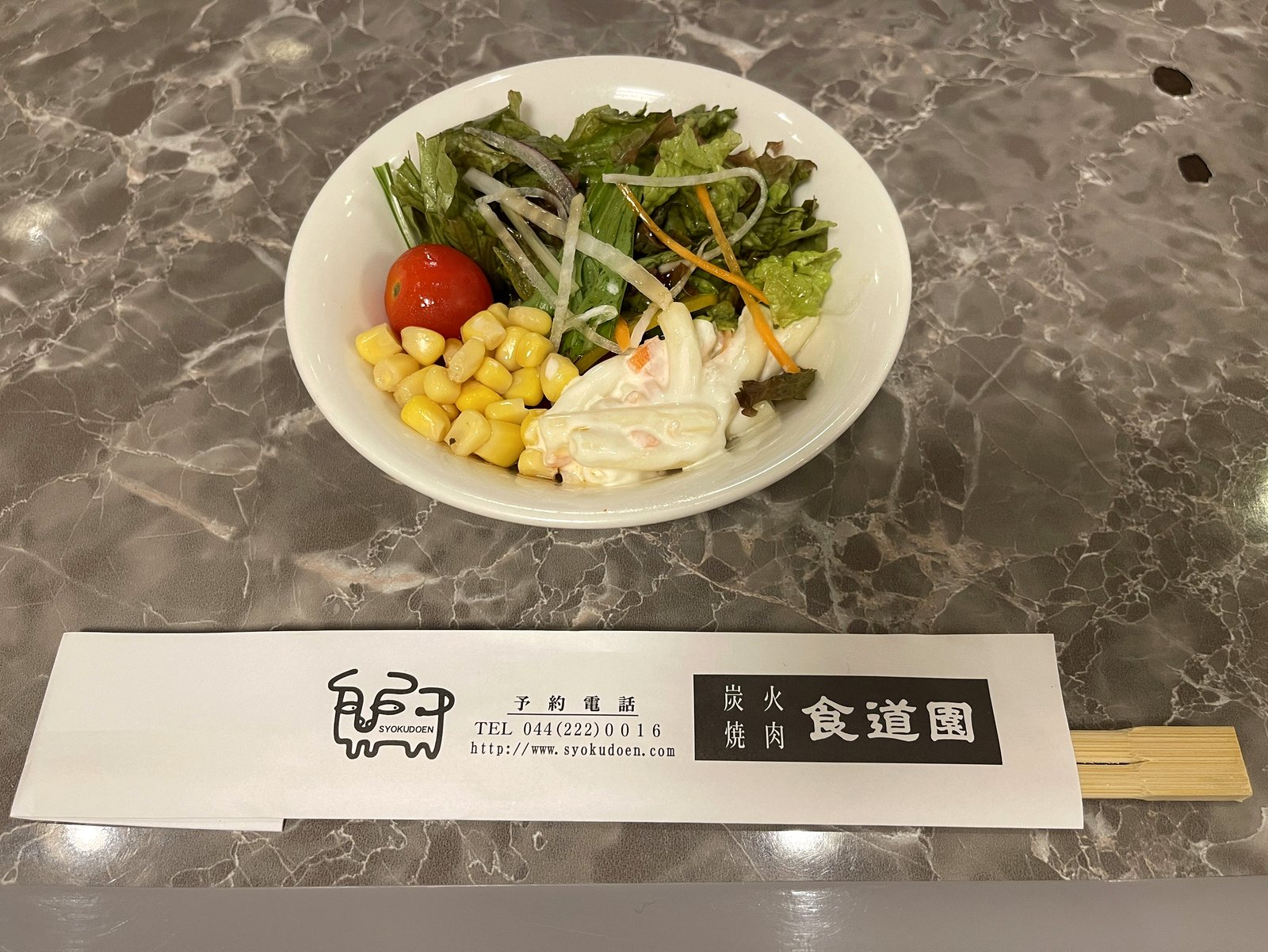 ランチに付いてくるサラダ。コーンとマカロニサラダ、ミニトマト入り