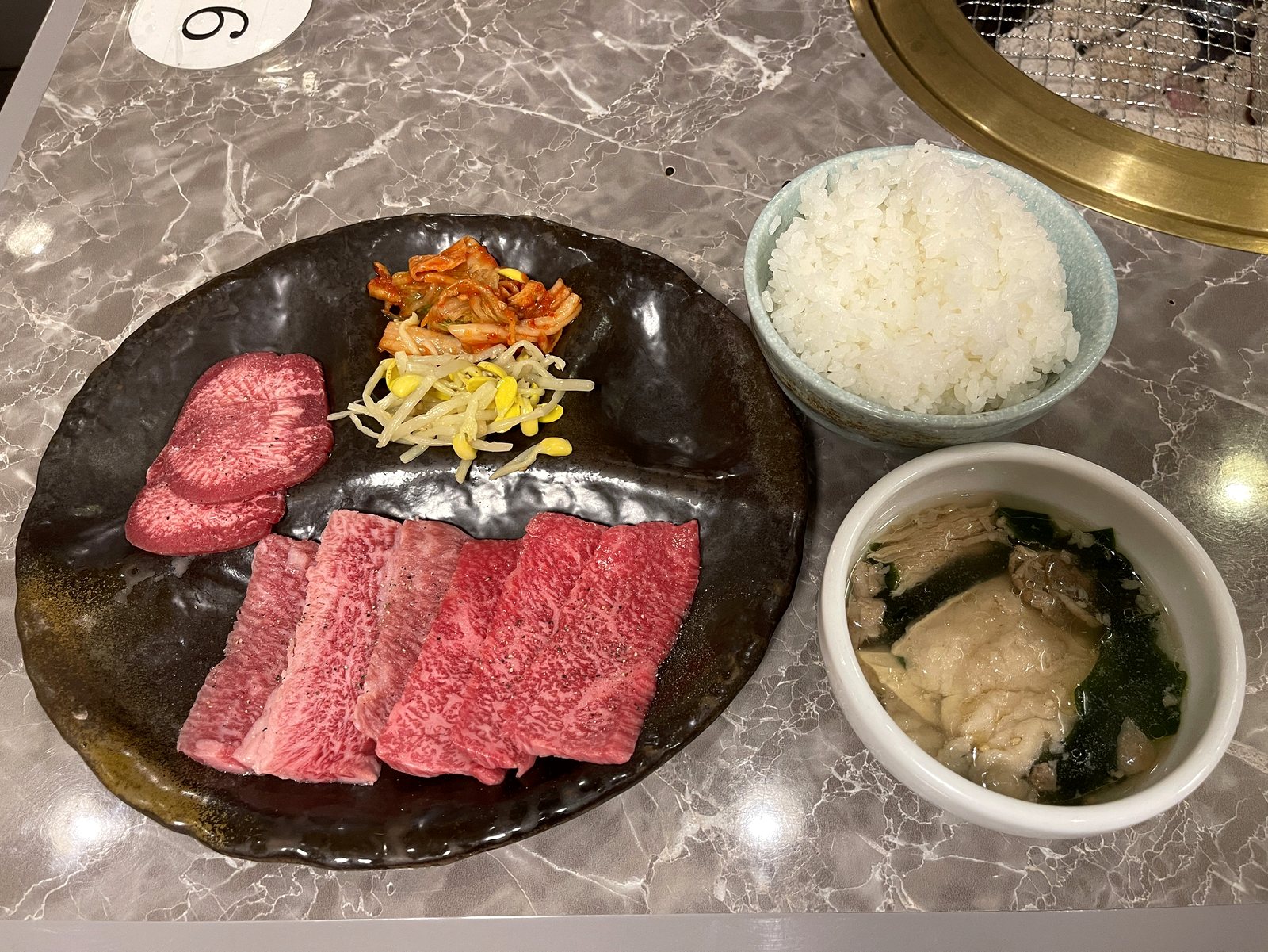 焼肉ランチの一式。タン塩・カルビ・ロース、キムチとナムル、ライス、スープ