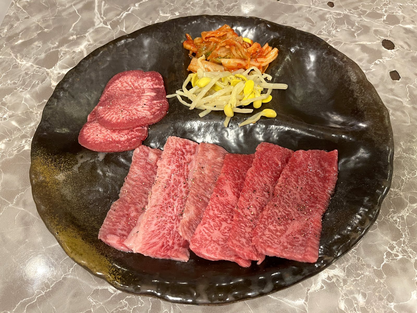 タン塩とカルビ、ロースのアップ。きれいなサシが入っている