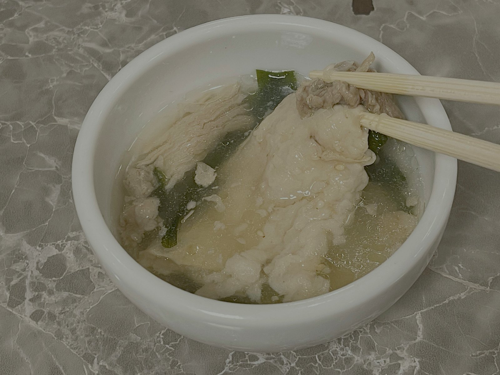 ランチに付いてくるスープ。わかめと肉が入っている