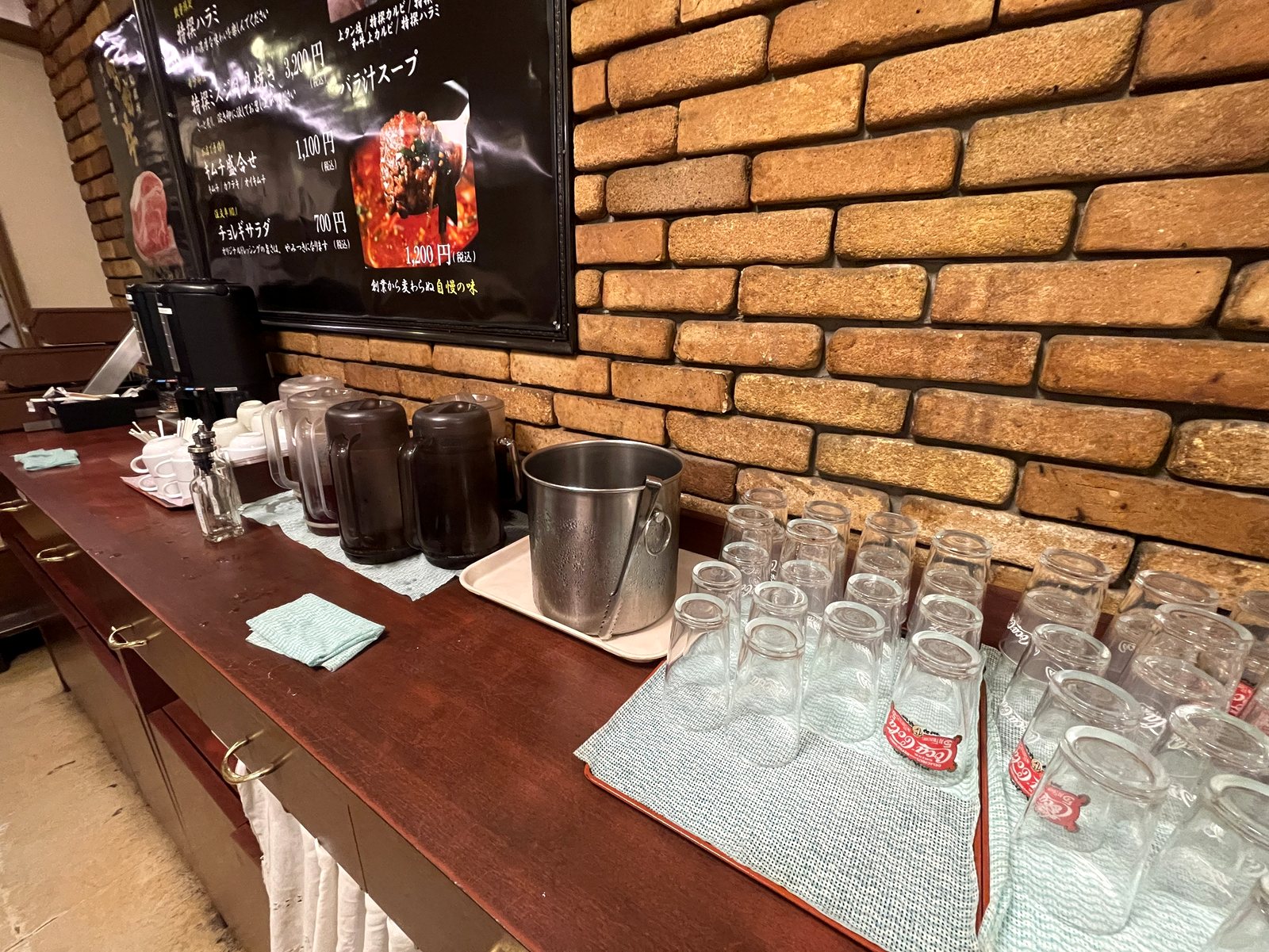 店内のドリンクバーコーナー。ポットとグラスが並ぶ