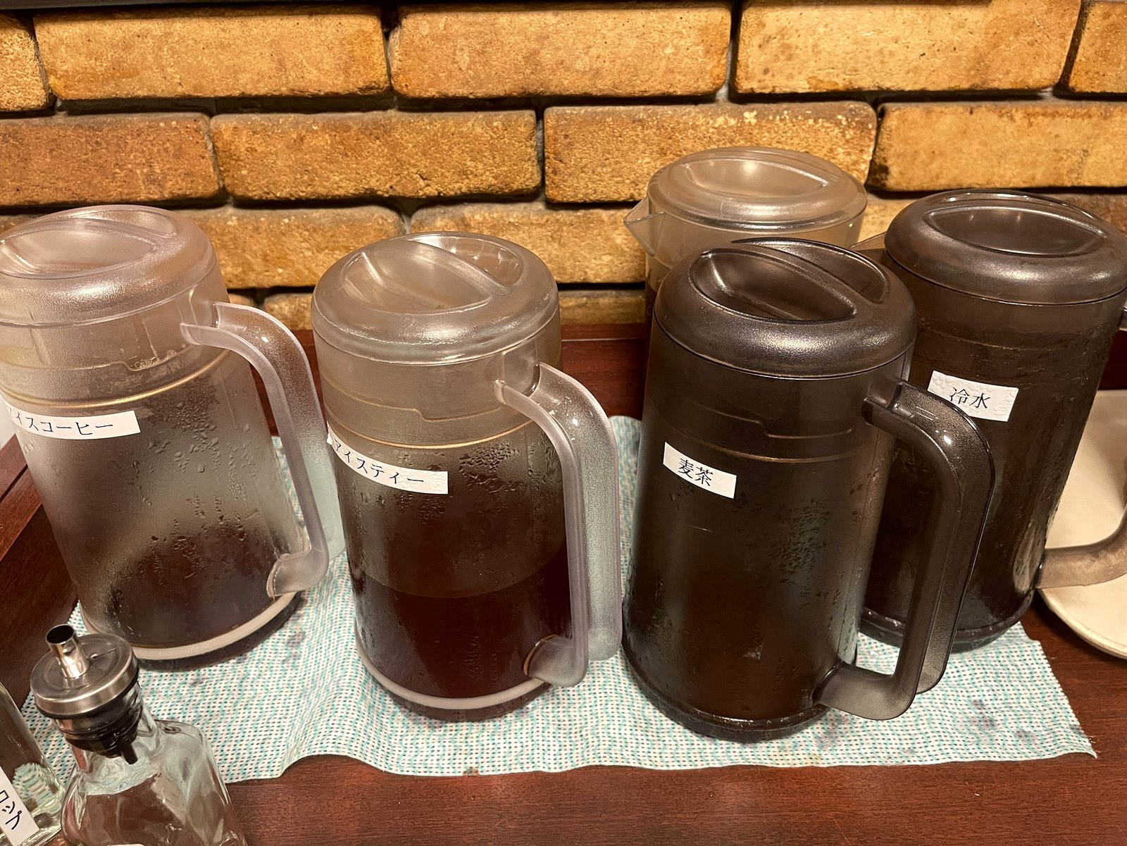 アイスコーヒー、アイスティー、麦茶、冷水のポット