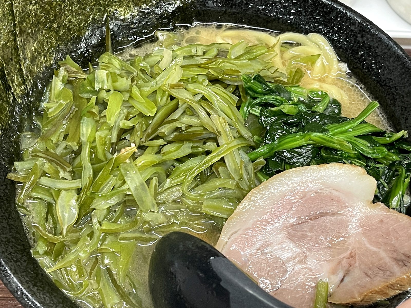茎わかめ・麺・チャーシューをまとめて持ち上げたクローズアップ