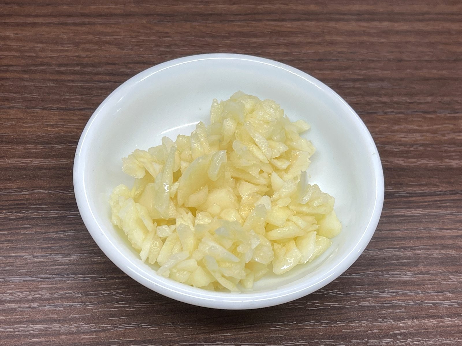 小皿に盛られた刻みニンニク。追加トッピングとして注文したもの
