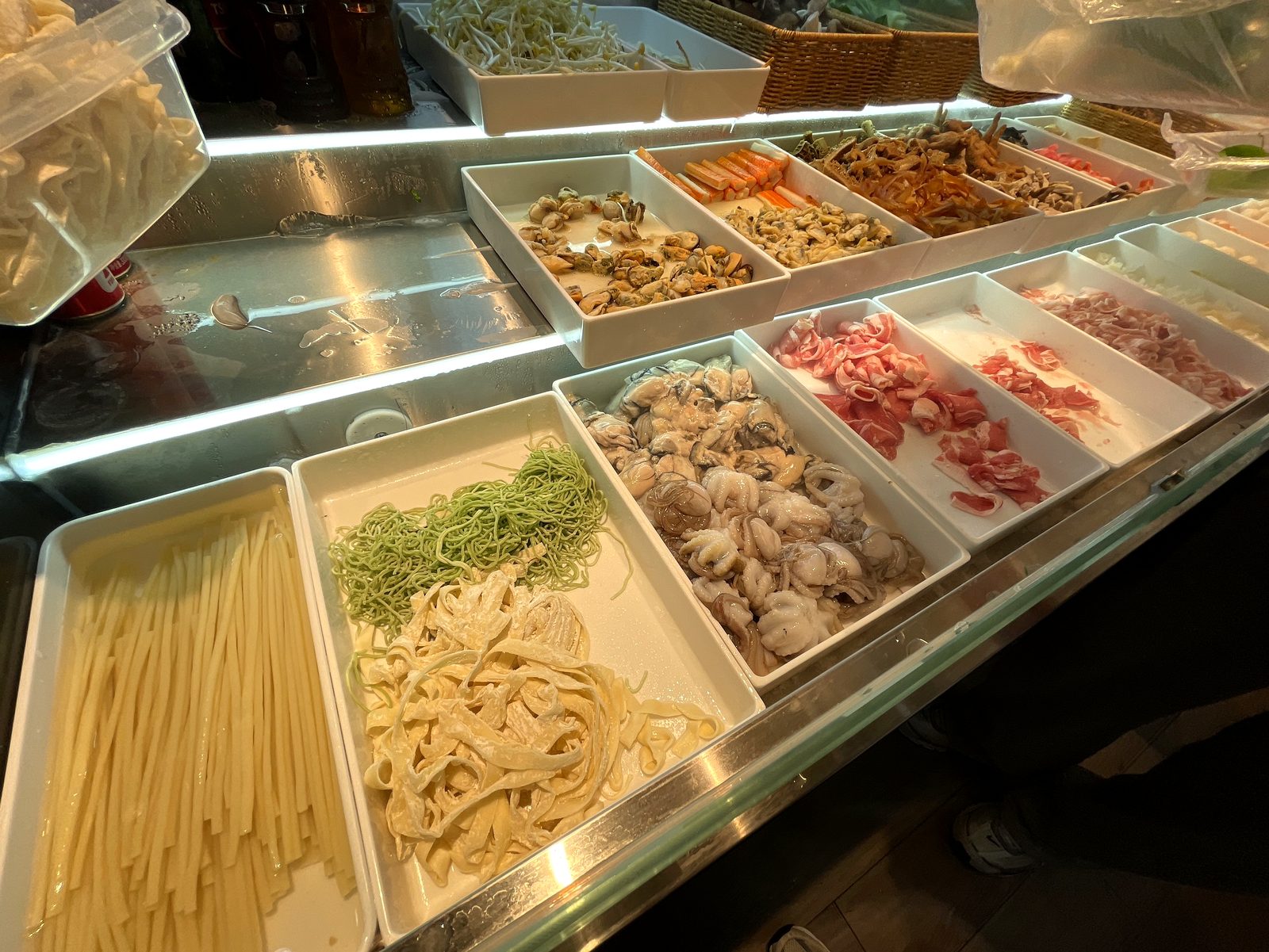 無料トッピングできる麺のケース。刀削麺・牛すじ麺・さつまいも麺・春雨の4種類が並ぶ