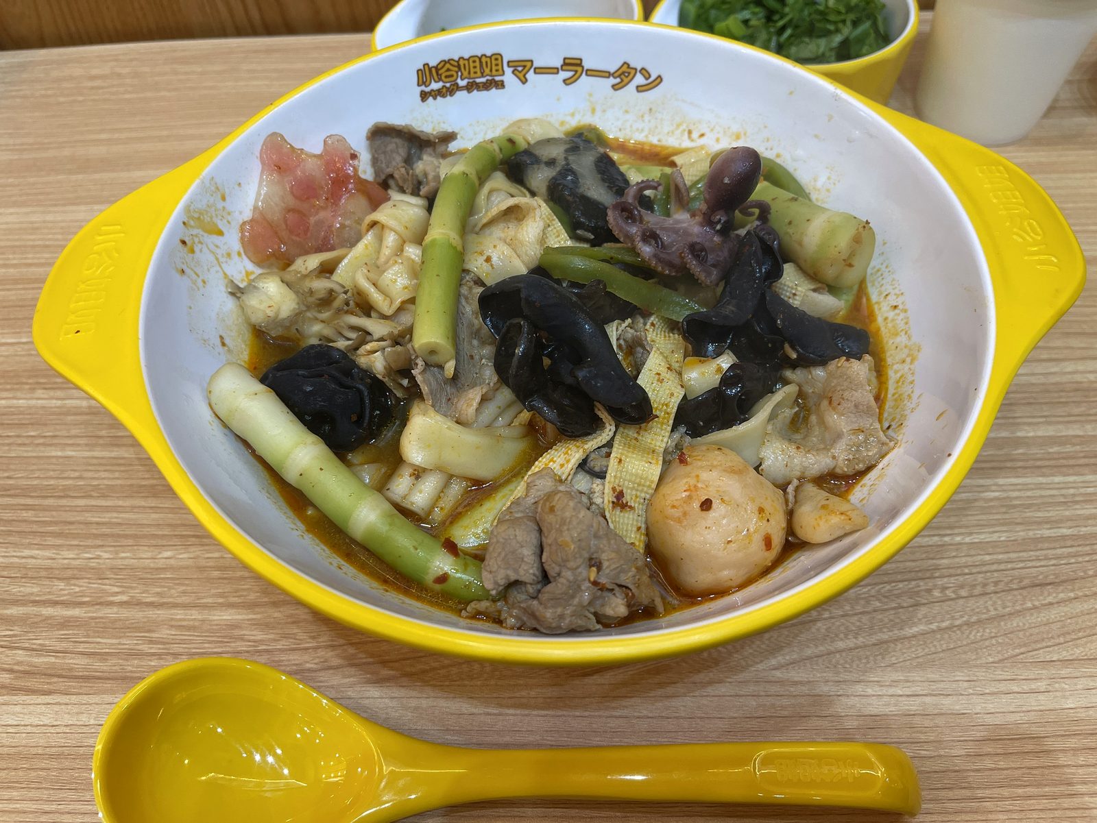 完成した四川麻辣スープのマーラータン。タコやきくらげ、お肉などが入っている