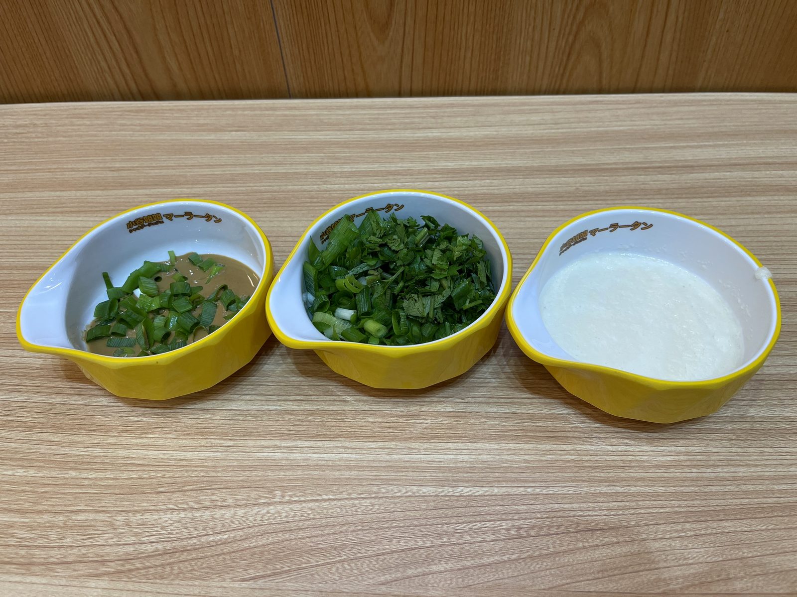 ゴマダレ・パクチーネギ・ニンニクだれなど3種類の薬味・調味料