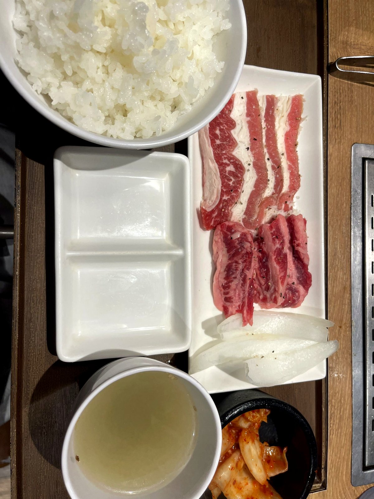 焼肉ライクのWカルビセット。うす切りカルビとライクカルビの肉皿、ごはん、キムチ、スープ、玉ねぎが並ぶ一人焼肉のセット
