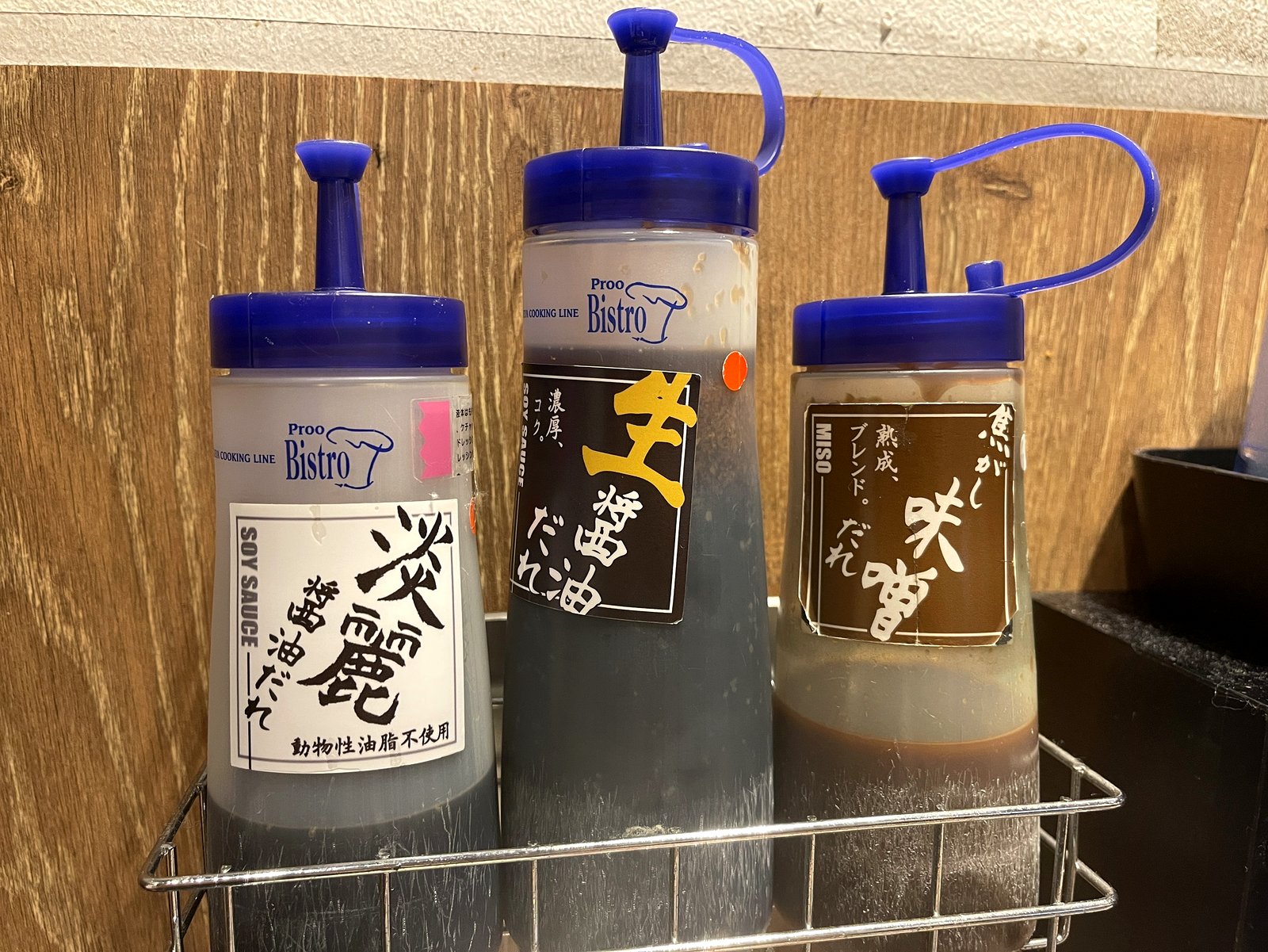 焼肉ライクの卓上調味料。炭麗醤油だれ・生醤油だれ・焦がし味噌だれのボトルが並ぶ
