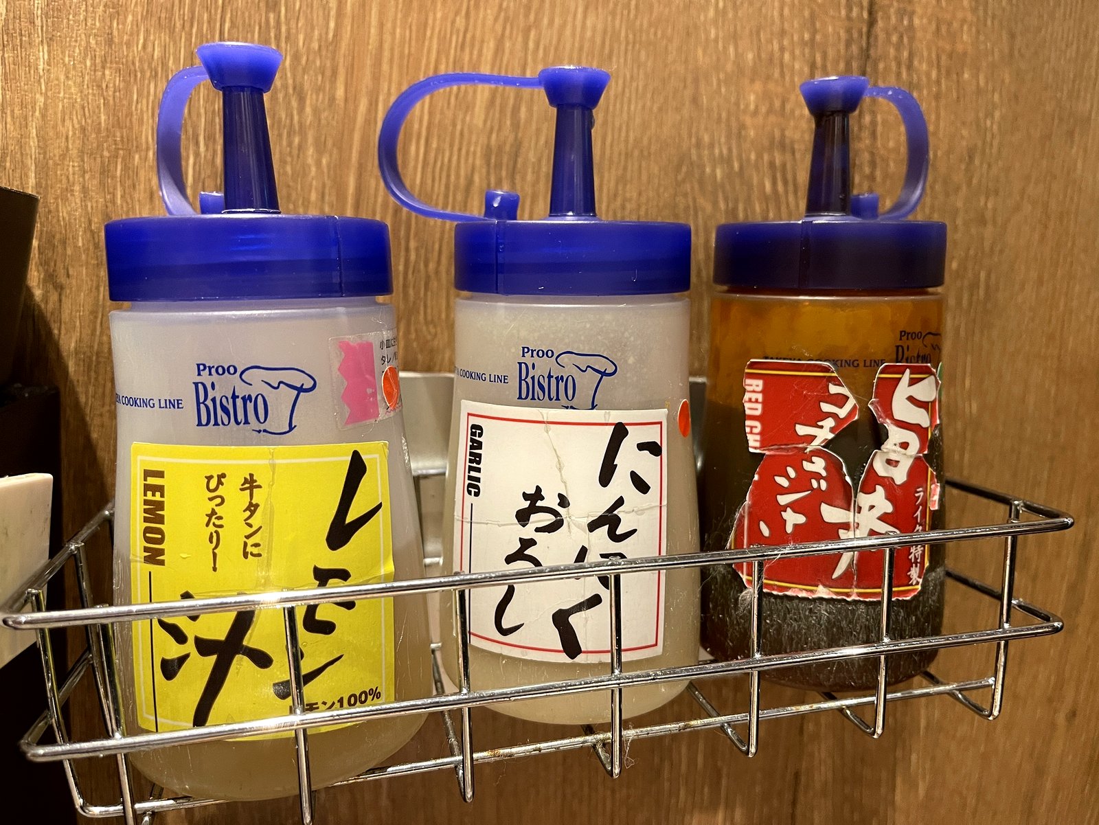 焼肉ライクの卓上調味料。レモン汁・にんにくおろし・ライク特製ピリ辛だれのボトル