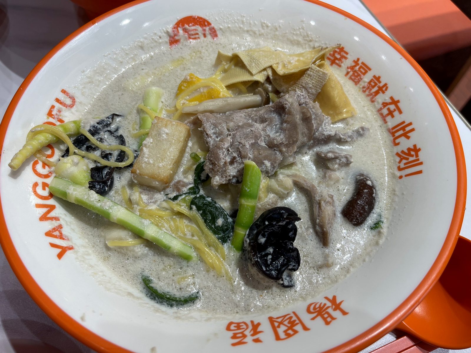 白いとろみのある牛骨スープに牛肉や干豆腐、姫たけのこ、キクラゲが入った麻辣湯の全体