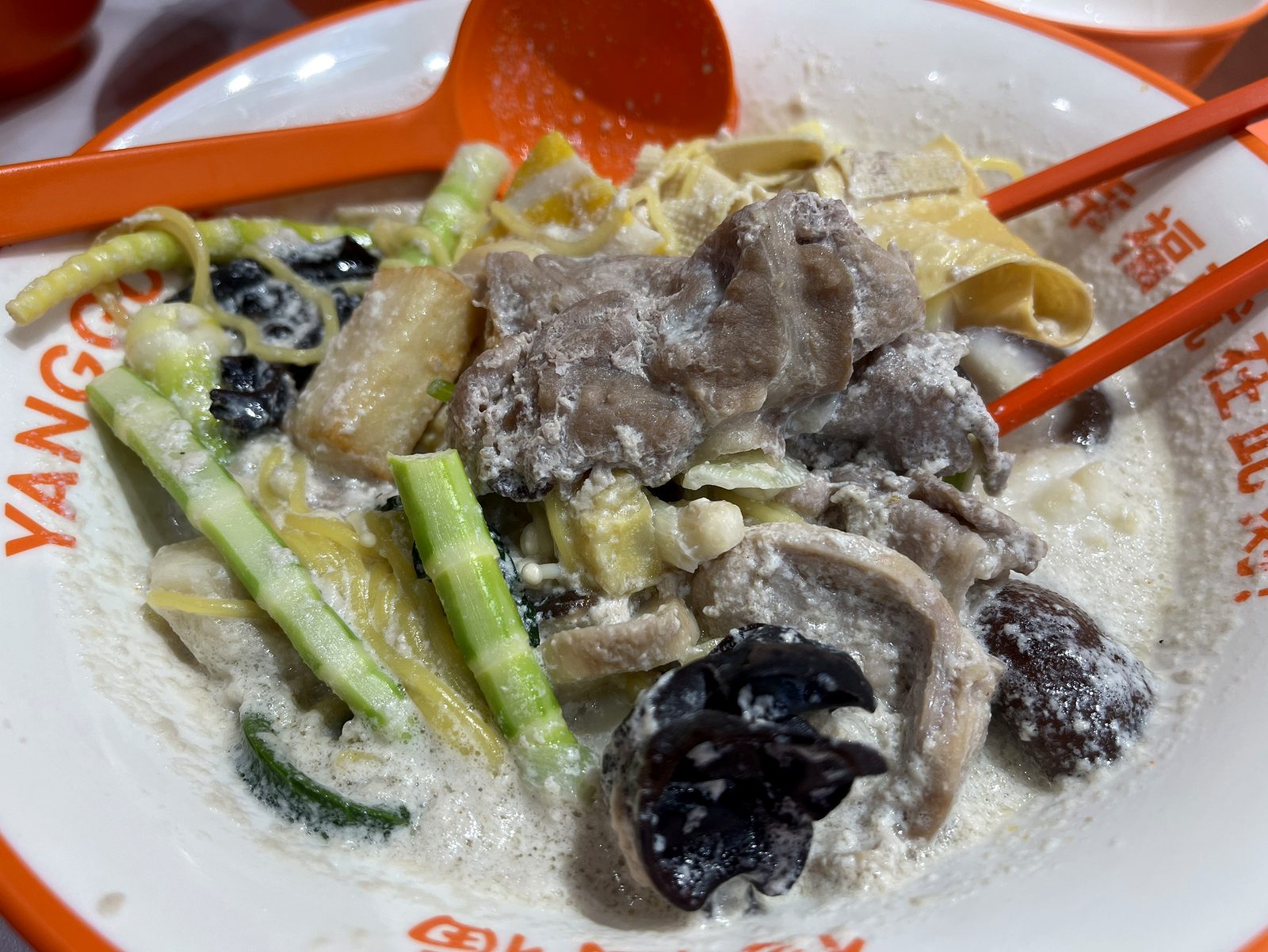 牛骨スープの牛肉・キクラゲ・干豆腐・コーンなどの具材のクローズアップ
