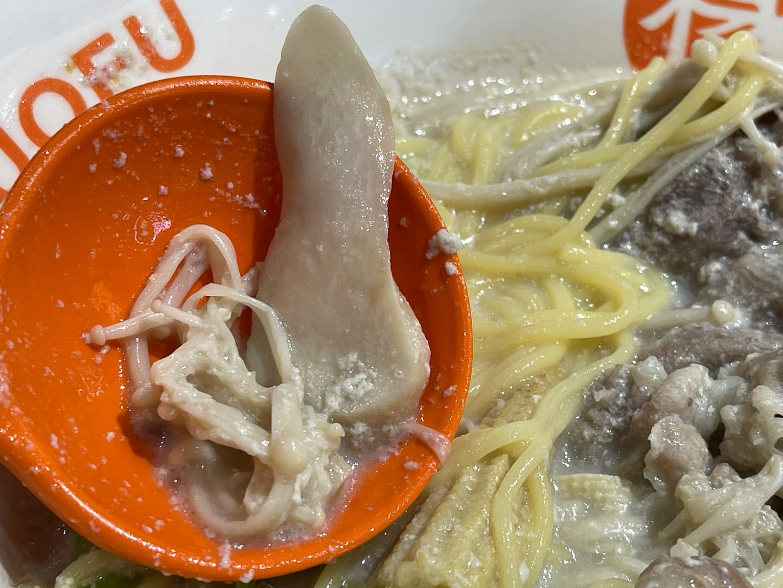 えのきと山クラゲを一緒にレンゲに乗せたクローズアップ