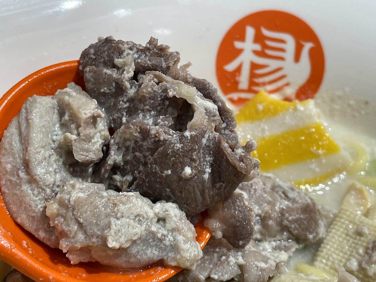 牛肉をたっぷりレンゲに盛った別カットのクローズアップ