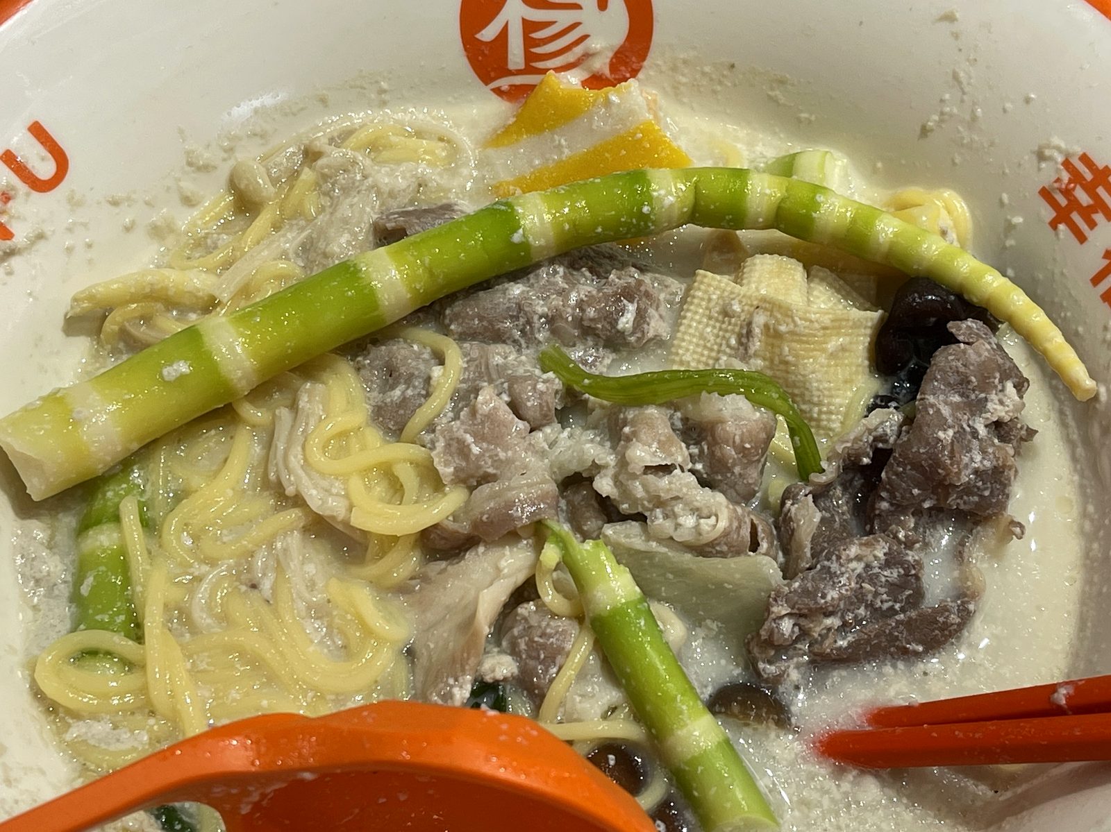 牛骨スープに牛肉・干豆腐・姫たけのこ・キクラゲ・とうもろこし麺などがたっぷり入った麻辣湯のボウル全体