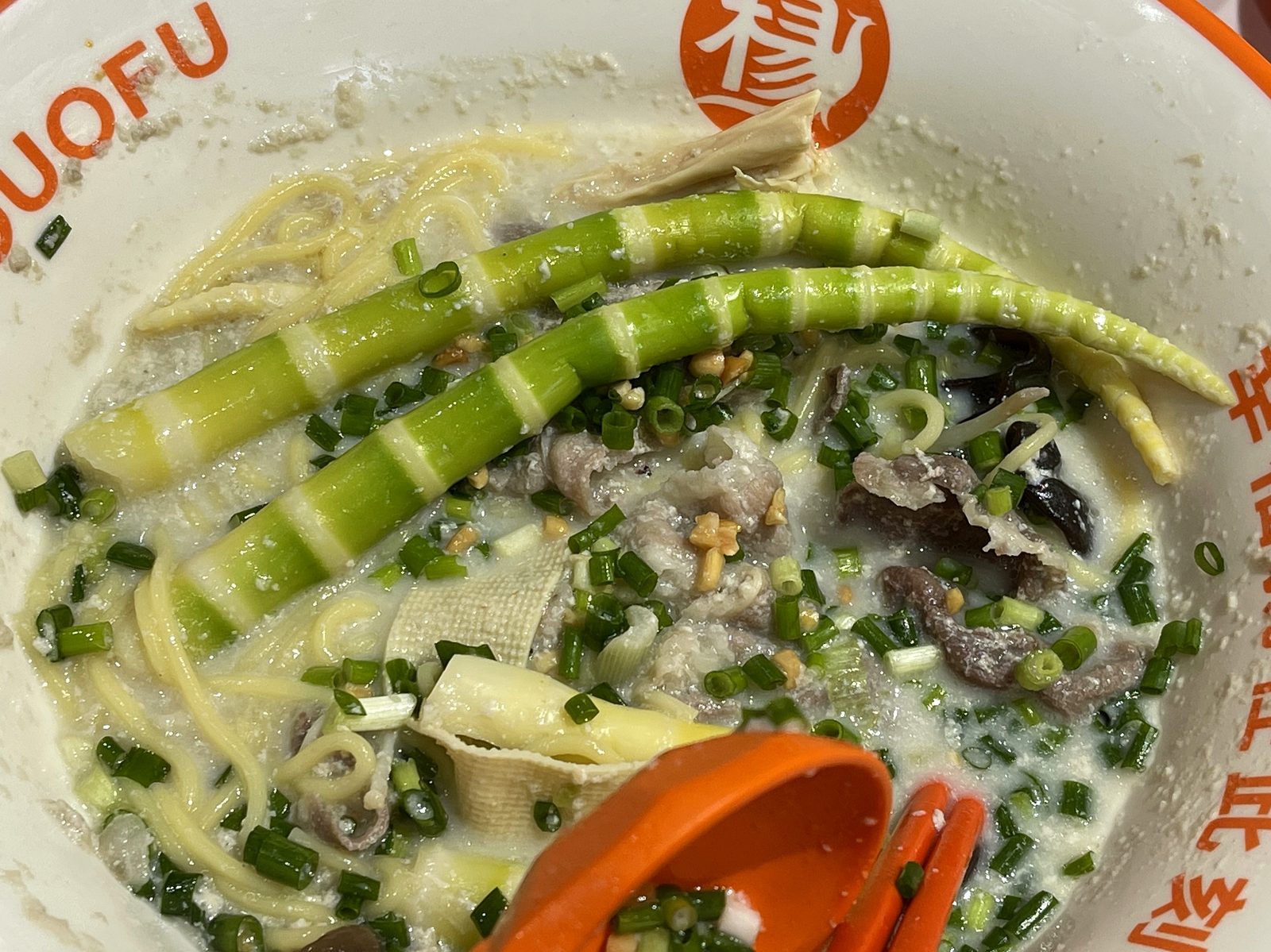 姫たけのこ2本と薬味をたっぷりのせた牛骨スープの麻辣湯の最終形