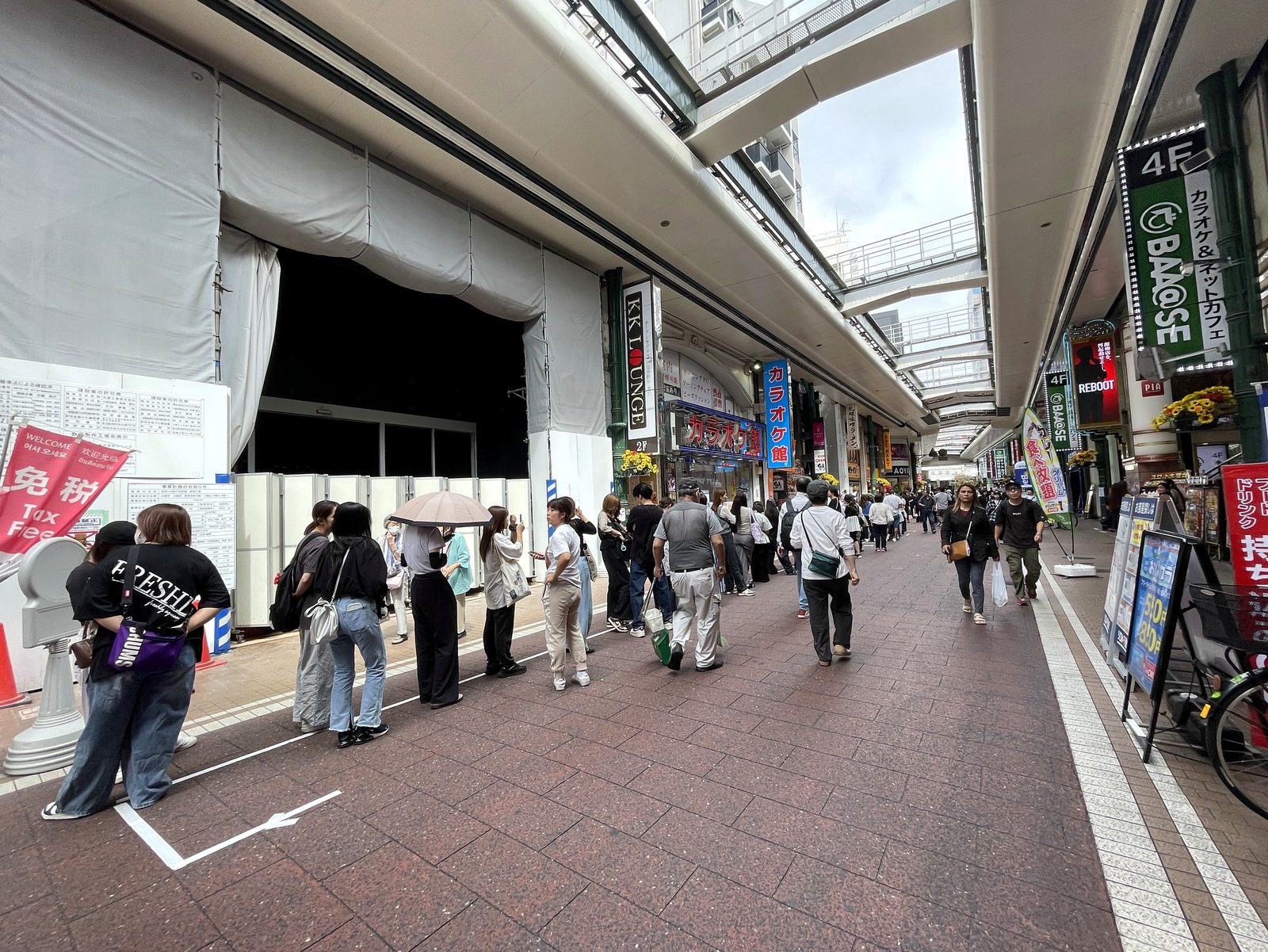 アーケード内で楊國福の開店を待つ長い行列