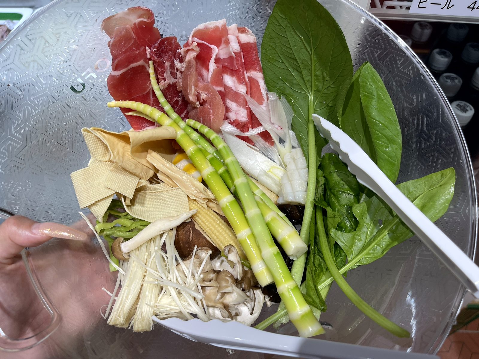 牛肉や干豆腐、姫たけのこ、青菜、きくらげ、えのきやしめじなどのきのこがぎっしり盛られたボウル