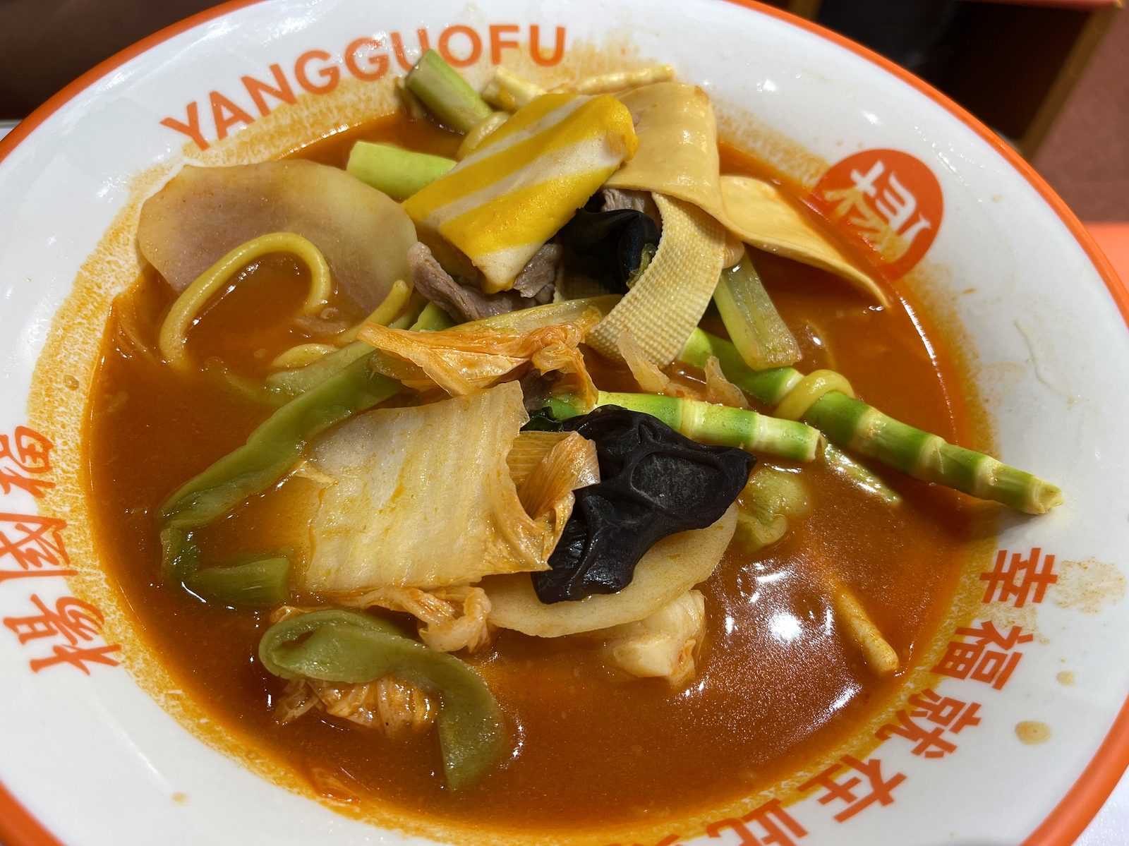 牛骨スープにとうもろこし麺、干豆腐や姫たけのこ、キクラゲ、白菜などの具材が入った完成した麻辣湯