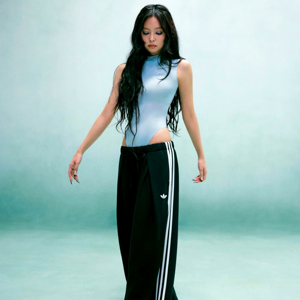 adidas Originals by JENNIE キャンペーンビジュアル。ジェニー本人がブラックのトラックパンツを着用