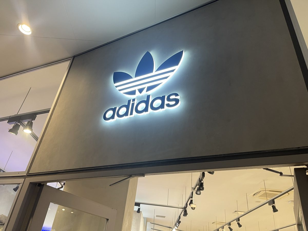 adidas Originalsの店舗入口の看板