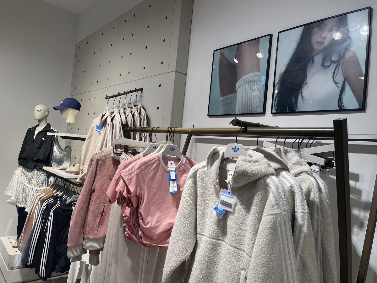 ピンクやホワイトのコラボアイテムと、ジェニーのポートレートが並ぶ店内