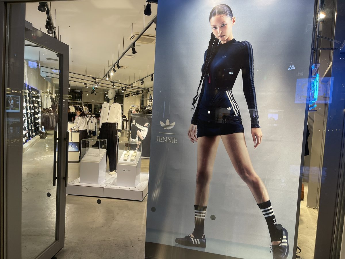 店内に飾られた大型のJENNIEキャンペーンビジュアルパネル
