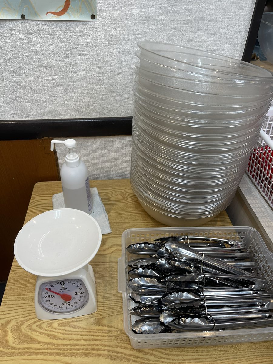 秤とボウルとトングが並ぶ三寅馬重慶麻辣燙の具材計量コーナー