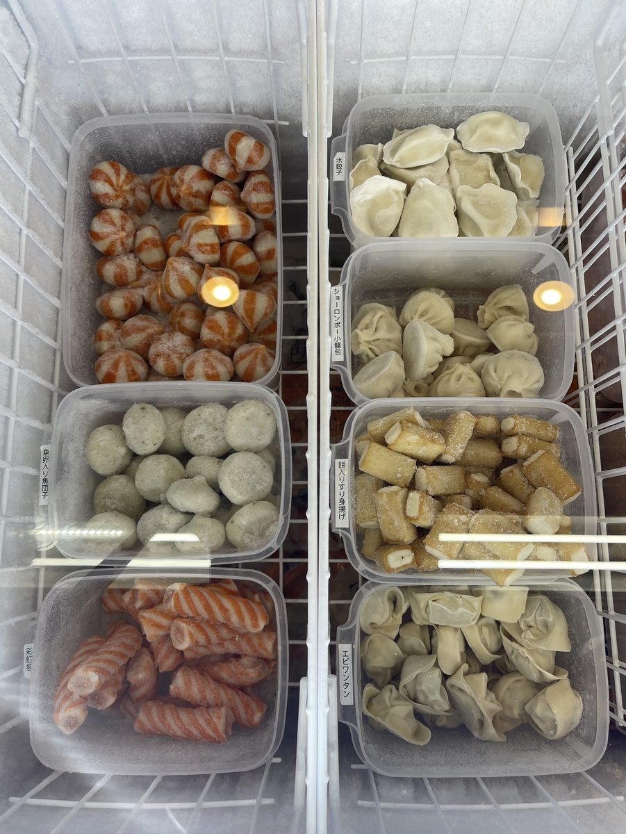 水餃子ショーロンポー小籠包エビワンタンなど点心が並ぶ冷凍ケース