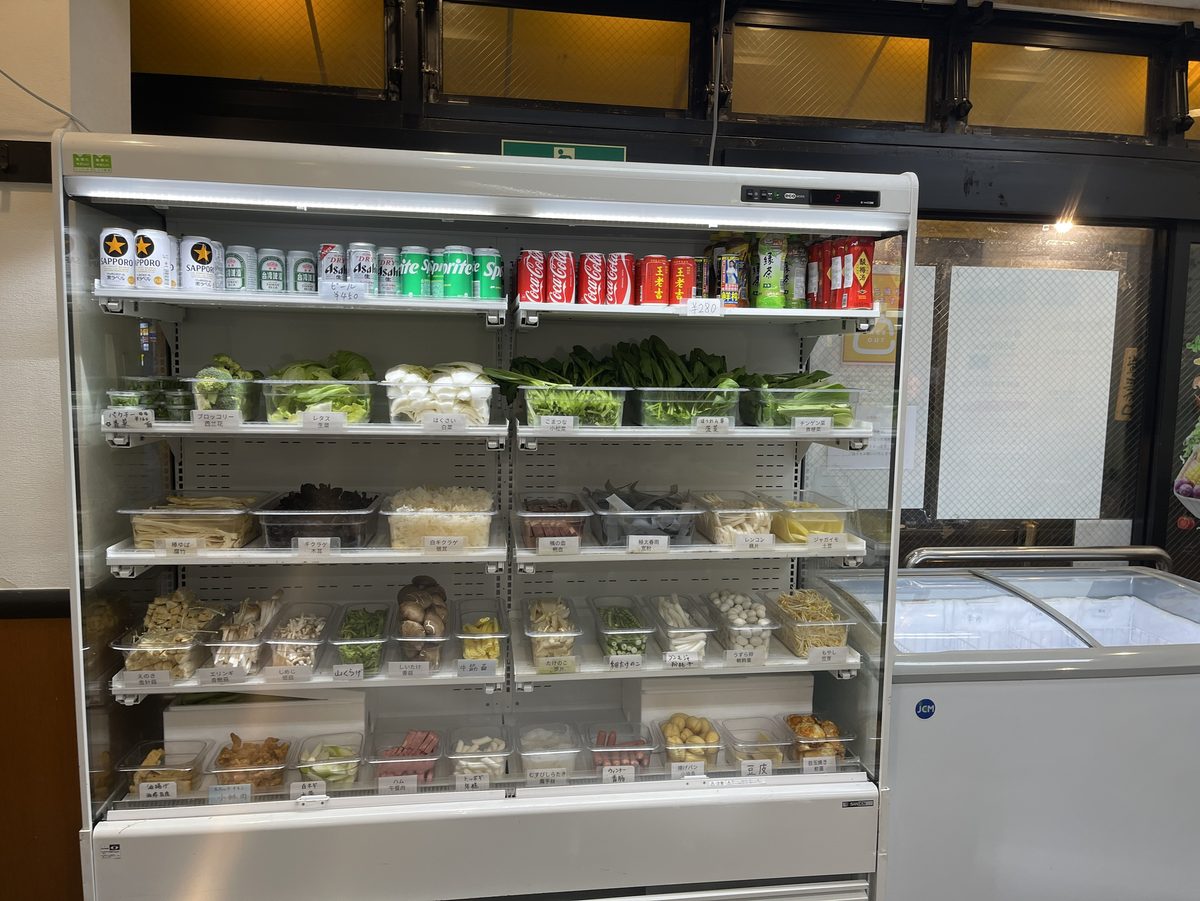 ブロッコリーやレタス白菜小松菜ほうれん草チンゲン菜などが並ぶ冷蔵ショーケース