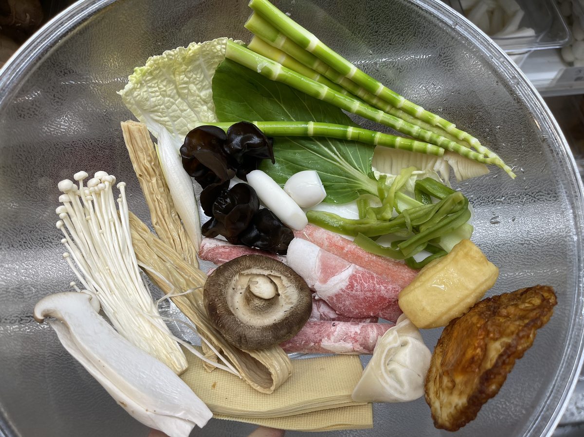 白菜えのきしいたけ牛肉と豆皮など選んだ具材を盛ったボウル