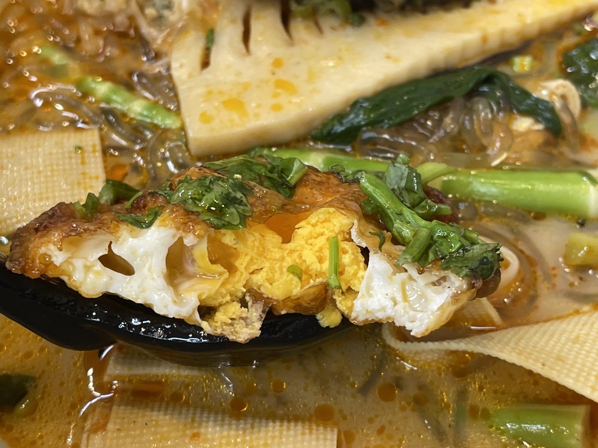断面から黄身がのぞく目玉焼きのフライ