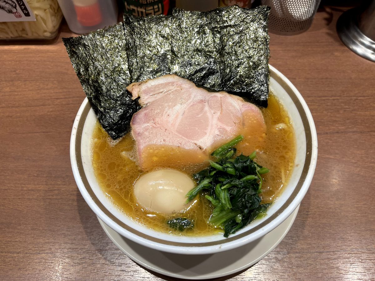 海苔とチャーシュー、味玉、ほうれん草がのった家系ラーメン大ちゃんのラーメン並