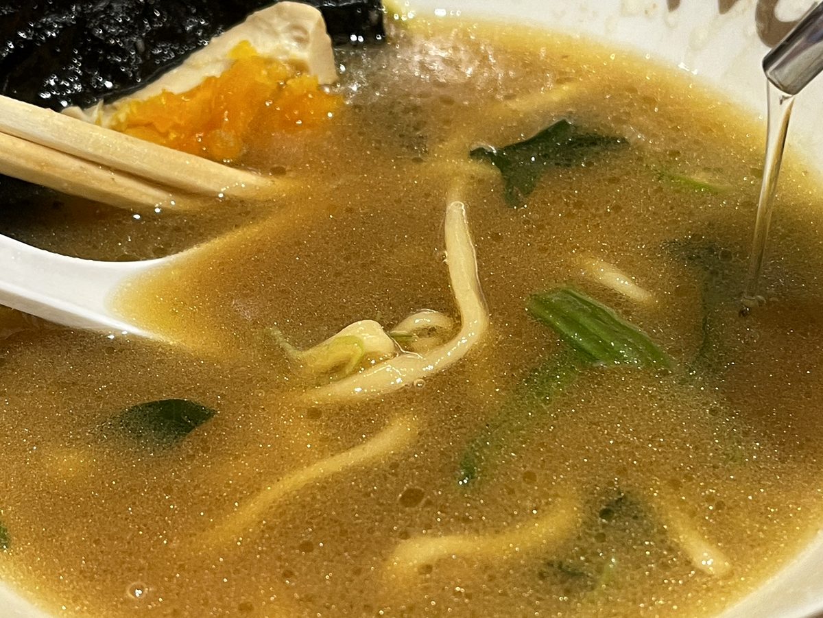 おろしニンニクをたっぷり入れた家系ラーメン大ちゃんのスープのアップ