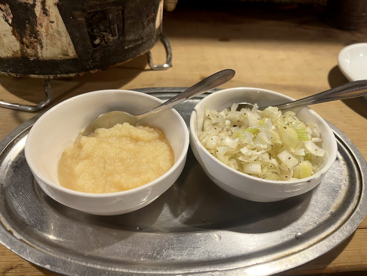 おろしにんにくと辛みがつネギの薬味2種をアップで撮った写真