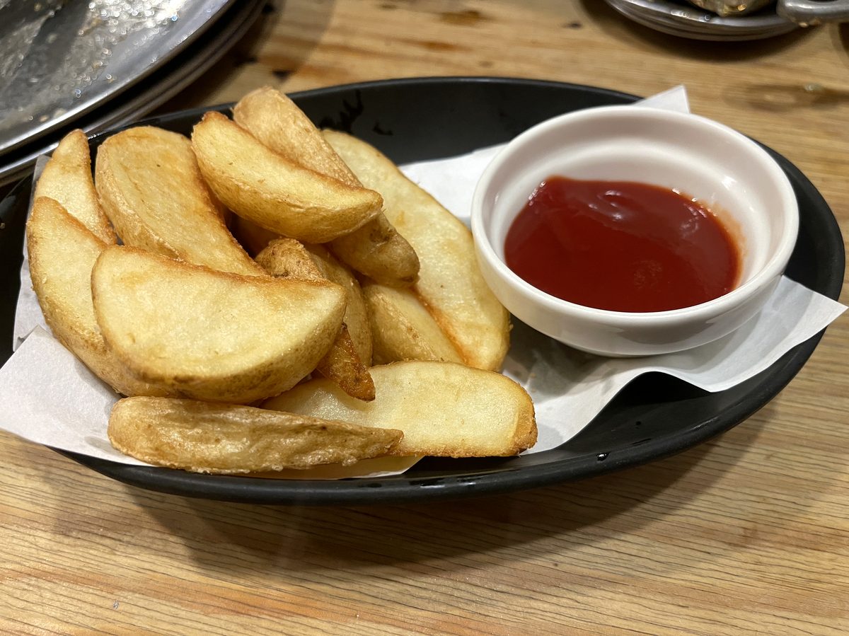 ケチャップを添えたポテトフライの盛り合わせ