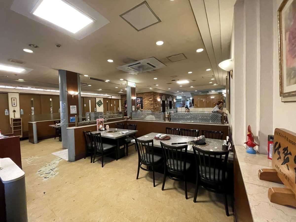 テーブル席がずらりと並ぶ食道園の広い店内