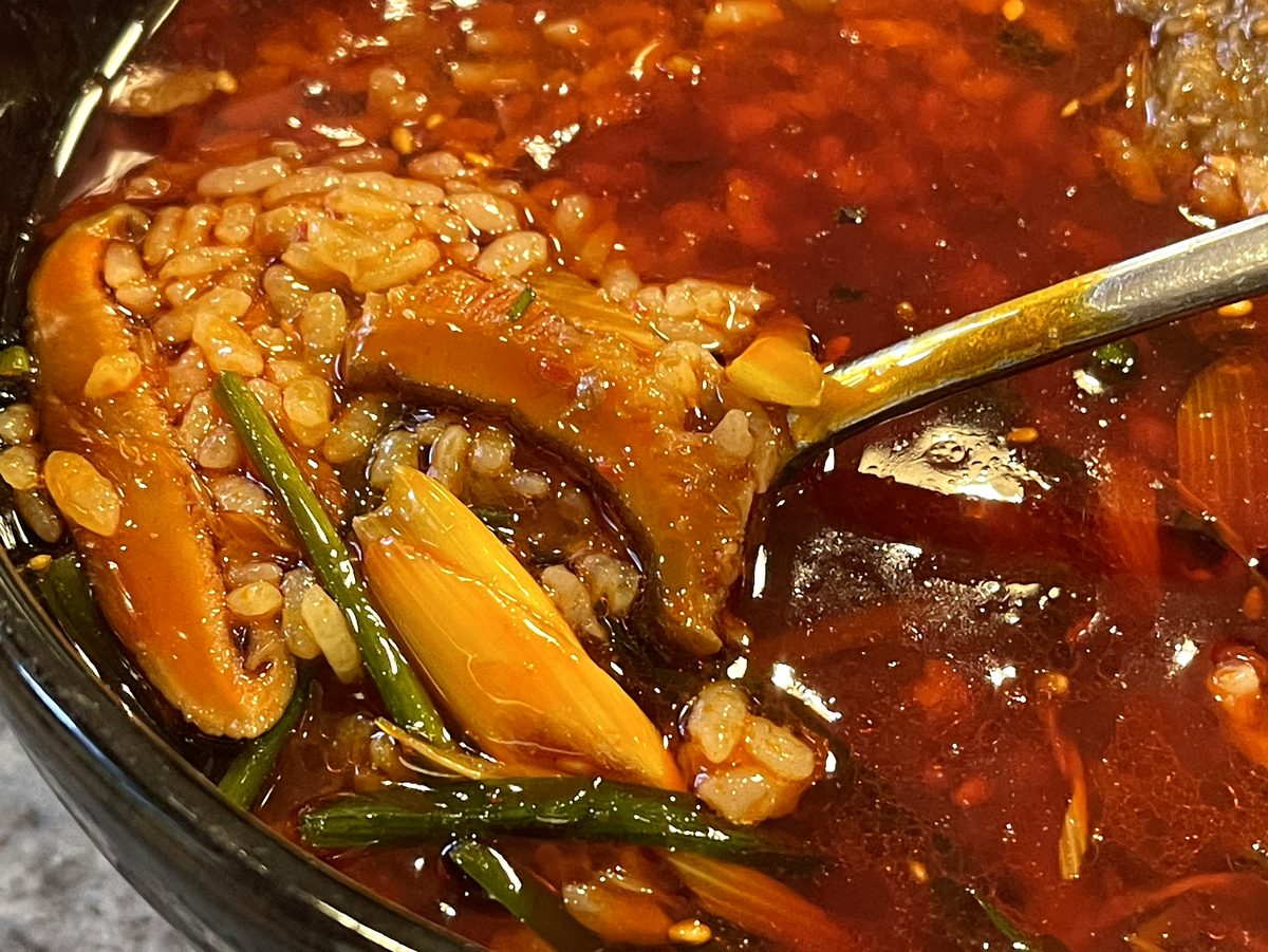 ご飯とスープ、ネギや具材が一体になった食道園カルビクッパの後半の様子