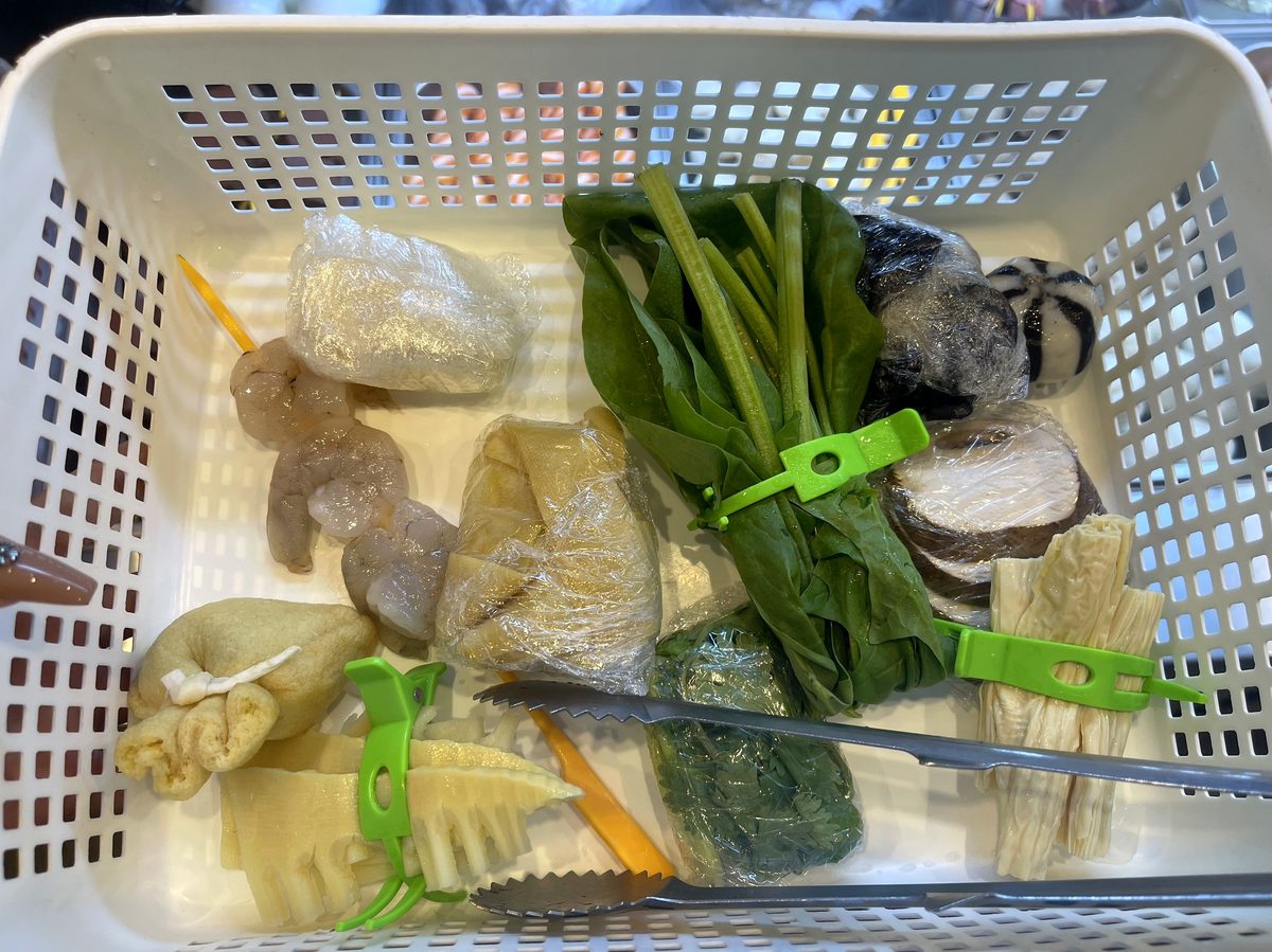 エビや湯葉きくらげ青菜など選んだ具材が入ったかご