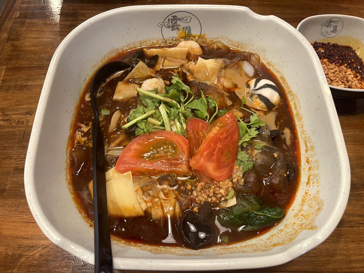 生トマトやパクチーきくらげ湯葉などがのった濃厚スパイストマトスープ